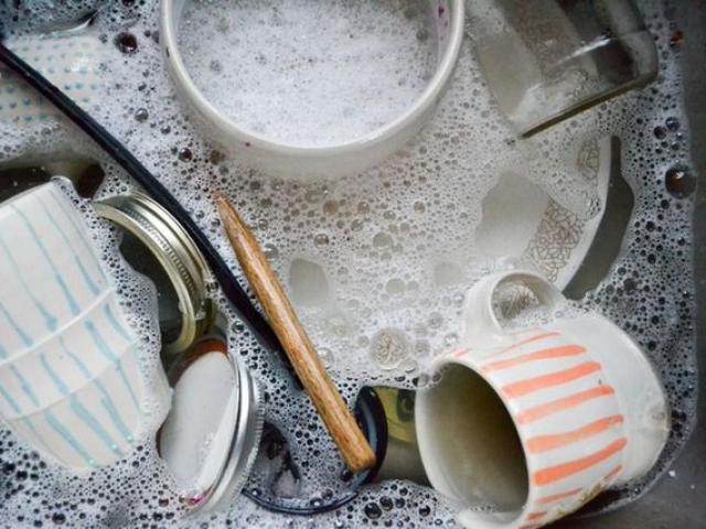 6 cách tẩy rửa các vết ố thường gặp trên bát đĩa và cốc tách