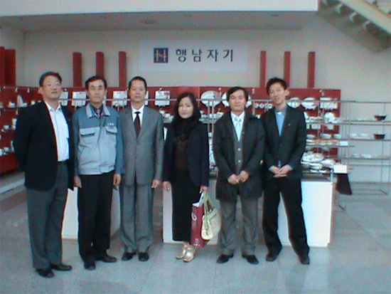 Tháng 4 năm 2010: Thăm quan và làm việc với các nhà sản xuất sứ và thuỷ tinh Hàn Quốc